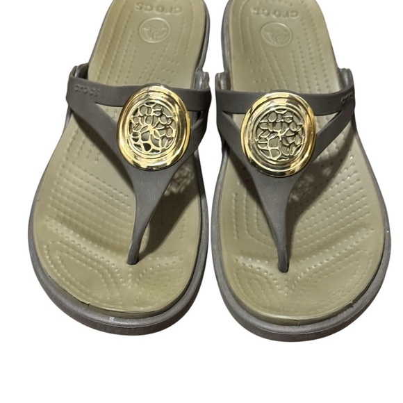 CROCS Women’s Sanrah Sandals Thong Flip Flops Sz 10 Ergonomic Beveled Medallion - Picture 2 of 10
